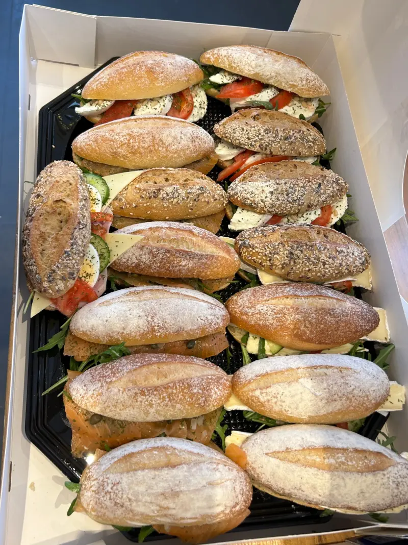 Een schaal met vers belegde broodjes voor catering