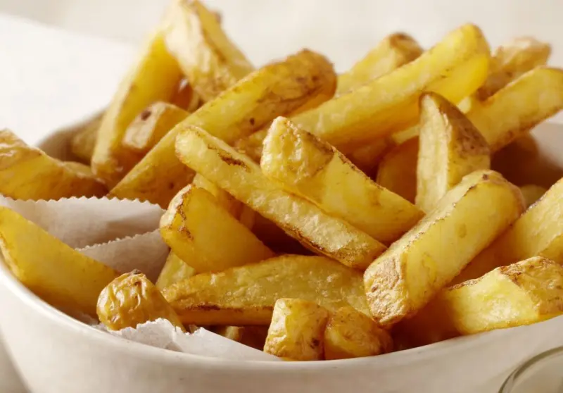 Een bak goudgele, vers gebakken friet