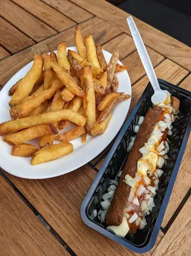 Verse friet met een frikandel speciaal
