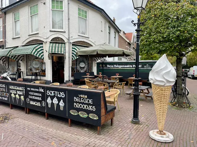Het terras voor Pico-Bello met krijtborden en een grote ijshoorn